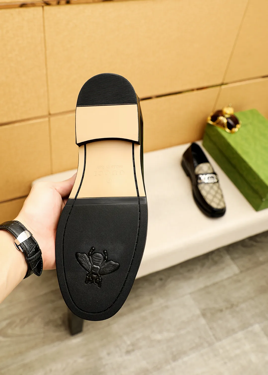 Men's shoes 💰480 💐 Product trademark: GUCCI "Gucci" casual leather shoes Regular size: 38-44 (45.46🉑️customized) Product materials: Selected imported first-layer calfskin embossed upper + luxury hardware buckle, imported water-dyed cowhide leather lining. Strong three-dimensional visual effect, original outsole color: 2 colors available